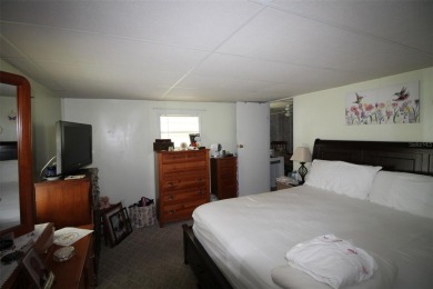 Wonderful and well-maintained mobile home with 3 bedrooms/1.5 on Betmar Acres Golf Club in Florida - for sale on GolfHomes.com, golf home, golf lot