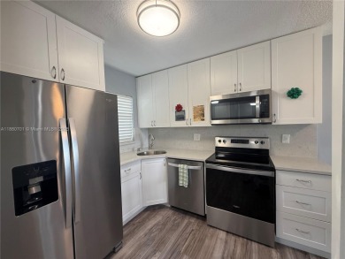 Beautifully upgraded 1 bedroom 1 bath  condo with shaker on Sunrise Lakes Phase III in Florida - for sale on GolfHomes.com, golf home, golf lot