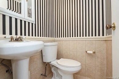 Discover this charming first-floor 2-bedroom condo in the highly on Blue Ridge Golf Club in New York - for sale on GolfHomes.com, golf home, golf lot