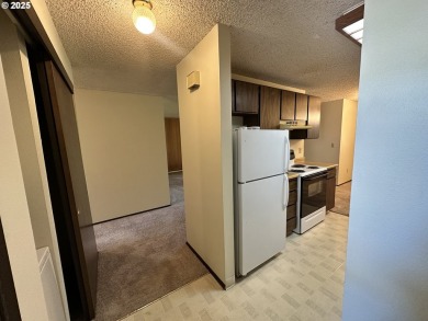 Condo with frontage on Rock Creek Golf club 10th hole 2 bedrooms on Rock Creek Country Club in Oregon - for sale on GolfHomes.com, golf home, golf lot