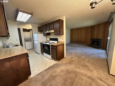 Condo with frontage on Rock Creek Golf club 10th hole 2 bedrooms on Rock Creek Country Club in Oregon - for sale on GolfHomes.com, golf home, golf lot