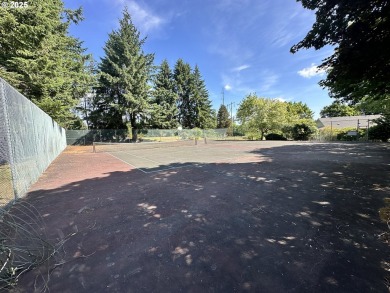Condo with frontage on Rock Creek Golf club 10th hole 2 bedrooms on Rock Creek Country Club in Oregon - for sale on GolfHomes.com, golf home, golf lot