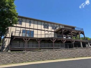 The BEST OF THE BEST. Top floor corner unit toward the lake on Don Gardner Par 3 Golf Course in Missouri - for sale on GolfHomes.com, golf home, golf lot