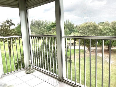 Wonderful and bright, 2 Bed/2 Bath condo located in the highly on Palm-Aire Country Club and Resort - Palms in Florida - for sale on GolfHomes.com, golf home, golf lot