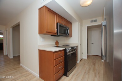 This charming home offers 2 bedrooms, 2 bathrooms, plus a on Pebblebrook Golf Course in Arizona - for sale on GolfHomes.com, golf home, golf lot