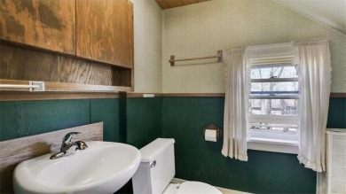 Charming 2 bed 2 bath home, beautiful yard, close to Golf course on Rolling Oaks Golf Course in Wisconsin - for sale on GolfHomes.com, golf home, golf lot