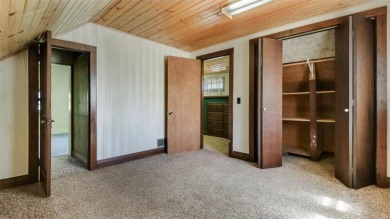 Charming 2 bed 2 bath home, beautiful yard, close to Golf course on Rolling Oaks Golf Course in Wisconsin - for sale on GolfHomes.com, golf home, golf lot