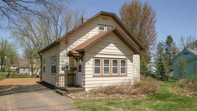 Charming 2 bed 2 bath home, beautiful yard, close to Golf course on Rolling Oaks Golf Course in Wisconsin - for sale on GolfHomes.com, golf home, golf lot