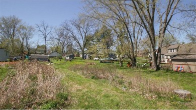 Charming 2 bed 2 bath home, beautiful yard, close to Golf course on Rolling Oaks Golf Course in Wisconsin - for sale on GolfHomes.com, golf home, golf lot
