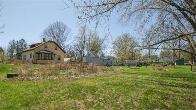 Charming 2 bed 2 bath home, beautiful yard, close to Golf course on Rolling Oaks Golf Course in Wisconsin - for sale on GolfHomes.com, golf home, golf lot