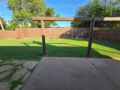 Paradise in the heart of OKC!  This charming 3 bed, 2 bath home on Lake Hefner Golf Club in Oklahoma - for sale on GolfHomes.com, golf home, golf lot
