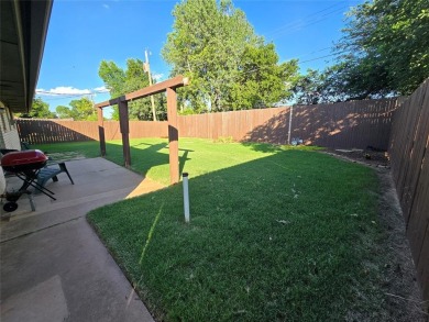 Paradise in the heart of OKC!  This charming 3 bed, 2 bath home on Lake Hefner Golf Club in Oklahoma - for sale on GolfHomes.com, golf home, golf lot