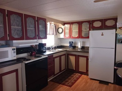 Charming 2 bedroom/2 bath split floor plan with furnished on Sara Bay Country Club in Florida - for sale on GolfHomes.com, golf home, golf lot