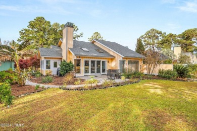 Keeping it simple in this charming one-level home overlooking a on Dataw Island Club in South Carolina - for sale on GolfHomes.com, golf home, golf lot