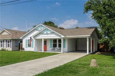 Terrific location in Old Rockport near the beach and Little Bay on Rockport Country Club in Texas - for sale on GolfHomes.com, golf home, golf lot