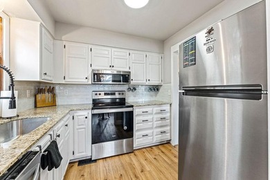 Beautifully updated Bella Vista (end unit) townhome, filled with on Bella Vista Country Club and Golf Course in Arkansas - for sale on GolfHomes.com, golf home, golf lot