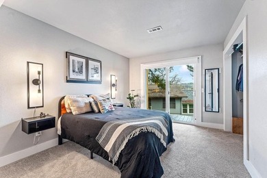 Beautifully updated Bella Vista (end unit) townhome, filled with on Bella Vista Country Club and Golf Course in Arkansas - for sale on GolfHomes.com, golf home, golf lot