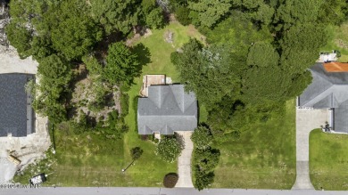Welcome to this charming 3-bedroom, 2-bathroom home located in on Harbour Point Golf Club in North Carolina - for sale on GolfHomes.com, golf home, golf lot