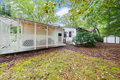 'Welcome Home' Welcome to your 1,984 sq ft blend of 1970's charm on Druid Hills Golf Club in Tennessee - for sale on GolfHomes.com, golf home, golf lot