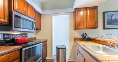 Welcome to this pristine, turnkey move-in-ready home, located in on The Oaks Golf Course in Missouri - for sale on GolfHomes.com, golf home, golf lot