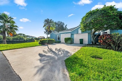 This beautiful 2-bedroom, 2-bathroom townhome features vaulted on Woodmont Country Club in Florida - for sale on GolfHomes.com, golf home, golf lot