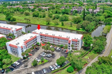 Spacious updated CORNER penthouse unit with great views in the on Inverrary Country Club in Florida - for sale on GolfHomes.com, golf home, golf lot