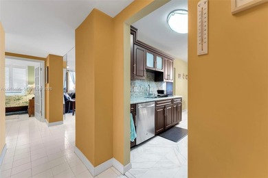 Beautifully updated 2-bed, 2-bath condo in an all-ages on Hillcrest Golf and Country Club in Florida - for sale on GolfHomes.com, golf home, golf lot