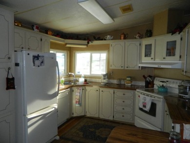 1985 Ventura 26x48 has been updated with double pane windows on Grasslands Golf and Country Club in Florida - for sale on GolfHomes.com, golf home, golf lot