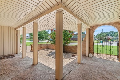 Space and comfort meet golf course living in this beautiful and on Lake Hefner Golf Club in Oklahoma - for sale on GolfHomes.com, golf home, golf lot