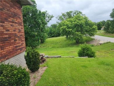 Located in the beautiful Indian Rock Golf Club, this well-built on Indian Rock Golf Club in Missouri - for sale on GolfHomes.com, golf home, golf lot