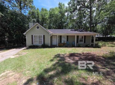 Charming 3-bedroom, 2-bath home with 1,430 sq ft located in the on Lake Forest Yacht and Country Club in Alabama - for sale on GolfHomes.com, golf home, golf lot