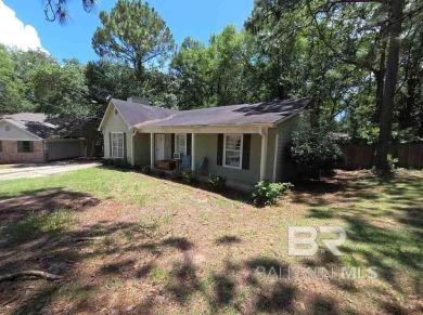 Charming 3-bedroom, 2-bath home with 1,430 sq ft located in the on Lake Forest Yacht and Country Club in Alabama - for sale on GolfHomes.com, golf home, golf lot
