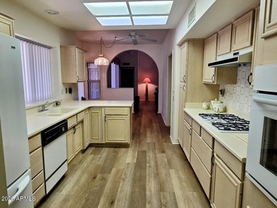 Very well-cared for, fully furnished two bedroom/two bath home on Trail Ridge Golf Course in Arizona - for sale on GolfHomes.com, golf home, golf lot