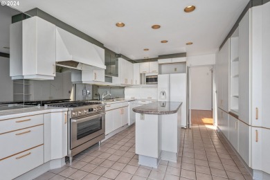 Waterfront living on Hayden Bay! This contemporary townhouse on Columbia Edgewater Country Club - Columbia-Edgewater Countr in Oregon - for sale on GolfHomes.com, golf home, golf lot