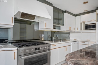 Waterfront living on Hayden Bay! This contemporary townhouse on Columbia Edgewater Country Club - Columbia-Edgewater Countr in Oregon - for sale on GolfHomes.com, golf home, golf lot