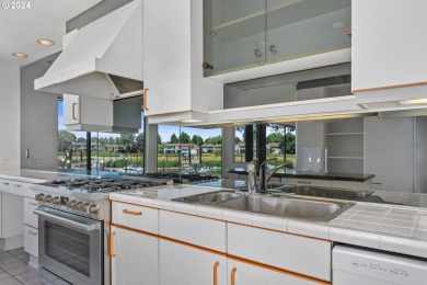Waterfront living on Hayden Bay! This contemporary townhouse on Columbia Edgewater Country Club - Columbia-Edgewater Countr in Oregon - for sale on GolfHomes.com, golf home, golf lot