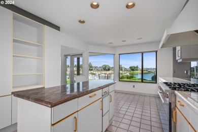 Waterfront living on Hayden Bay! This contemporary townhouse on Columbia Edgewater Country Club - Columbia-Edgewater Countr in Oregon - for sale on GolfHomes.com, golf home, golf lot