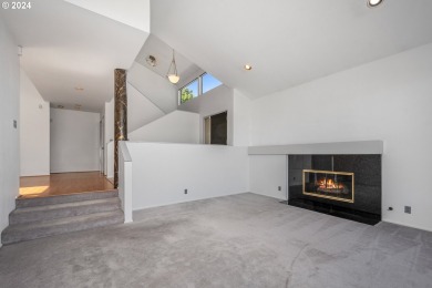 Waterfront living on Hayden Bay! This contemporary townhouse on Columbia Edgewater Country Club - Columbia-Edgewater Countr in Oregon - for sale on GolfHomes.com, golf home, golf lot