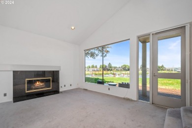 Waterfront living on Hayden Bay! This contemporary townhouse on Columbia Edgewater Country Club - Columbia-Edgewater Countr in Oregon - for sale on GolfHomes.com, golf home, golf lot