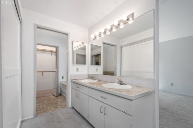 Waterfront living on Hayden Bay! This contemporary townhouse on Columbia Edgewater Country Club - Columbia-Edgewater Countr in Oregon - for sale on GolfHomes.com, golf home, golf lot