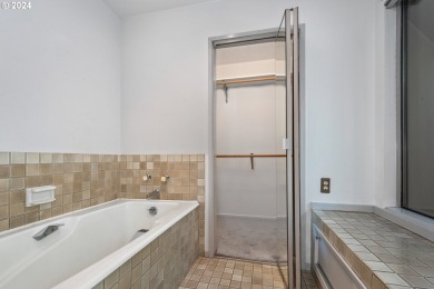 Waterfront living on Hayden Bay! This contemporary townhouse on Columbia Edgewater Country Club - Columbia-Edgewater Countr in Oregon - for sale on GolfHomes.com, golf home, golf lot