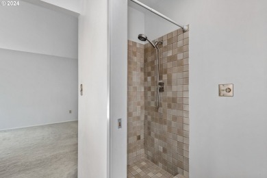 Waterfront living on Hayden Bay! This contemporary townhouse on Columbia Edgewater Country Club - Columbia-Edgewater Countr in Oregon - for sale on GolfHomes.com, golf home, golf lot
