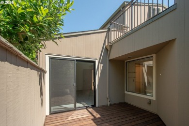 Waterfront living on Hayden Bay! This contemporary townhouse on Columbia Edgewater Country Club - Columbia-Edgewater Countr in Oregon - for sale on GolfHomes.com, golf home, golf lot