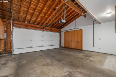 Waterfront living on Hayden Bay! This contemporary townhouse on Columbia Edgewater Country Club - Columbia-Edgewater Countr in Oregon - for sale on GolfHomes.com, golf home, golf lot