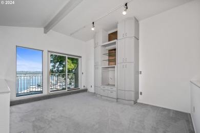 Waterfront living on Hayden Bay! This contemporary townhouse on Columbia Edgewater Country Club - Columbia-Edgewater Countr in Oregon - for sale on GolfHomes.com, golf home, golf lot