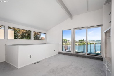 Waterfront living on Hayden Bay! This contemporary townhouse on Columbia Edgewater Country Club - Columbia-Edgewater Countr in Oregon - for sale on GolfHomes.com, golf home, golf lot