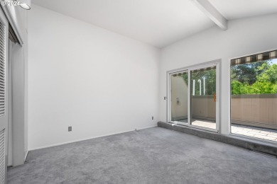 Waterfront living on Hayden Bay! This contemporary townhouse on Columbia Edgewater Country Club - Columbia-Edgewater Countr in Oregon - for sale on GolfHomes.com, golf home, golf lot