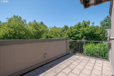 Waterfront living on Hayden Bay! This contemporary townhouse on Columbia Edgewater Country Club - Columbia-Edgewater Countr in Oregon - for sale on GolfHomes.com, golf home, golf lot