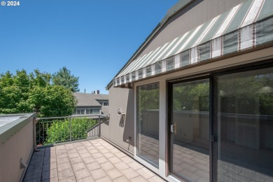 Waterfront living on Hayden Bay! This contemporary townhouse on Columbia Edgewater Country Club - Columbia-Edgewater Countr in Oregon - for sale on GolfHomes.com, golf home, golf lot