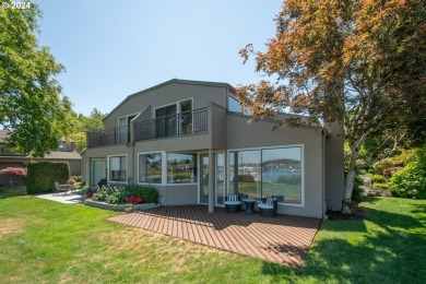 Waterfront living on Hayden Bay! This contemporary townhouse on Columbia Edgewater Country Club - Columbia-Edgewater Countr in Oregon - for sale on GolfHomes.com, golf home, golf lot